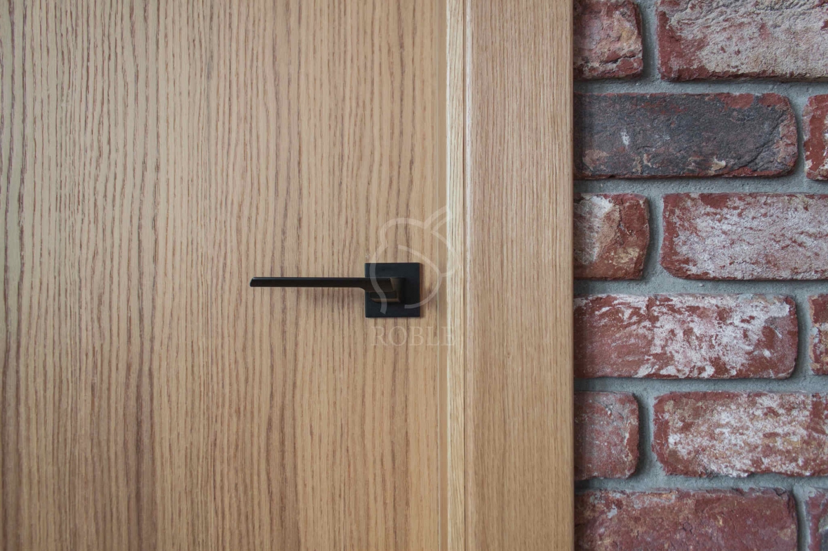 drzwi dębowe i ściana z cegły